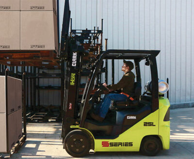 Clark S-Series em operacao em armazem — GLP cushion